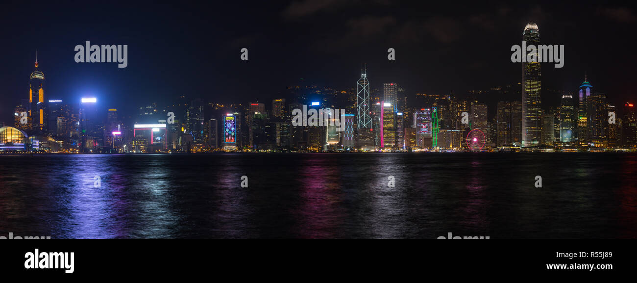 Ampia cityscape di skyline di Hong Kong di notte. Hong Kong Tsim Sha Tsui, Gennaio 2018 Foto Stock