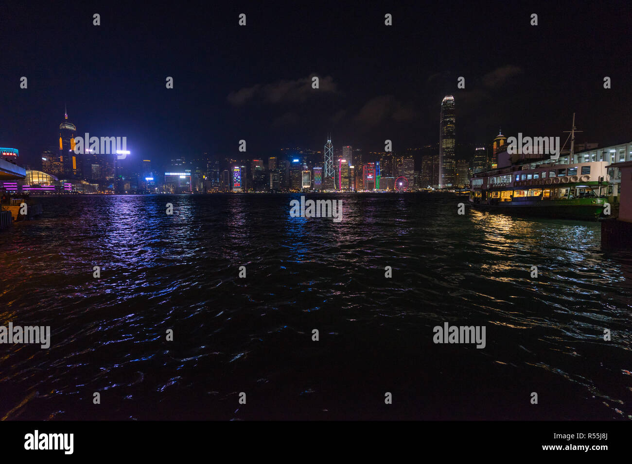 Skyline di Hong Kong di notte e dal Molo dei Traghetti Star sul lato di Kowloon. Hong Kong Tsim Sha Tsui, Gennaio 2018 Foto Stock