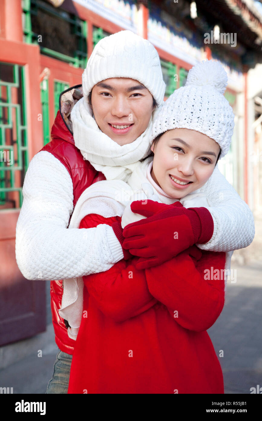 Coppia felice costeggiata nel cortile dell'Hutong Foto Stock
