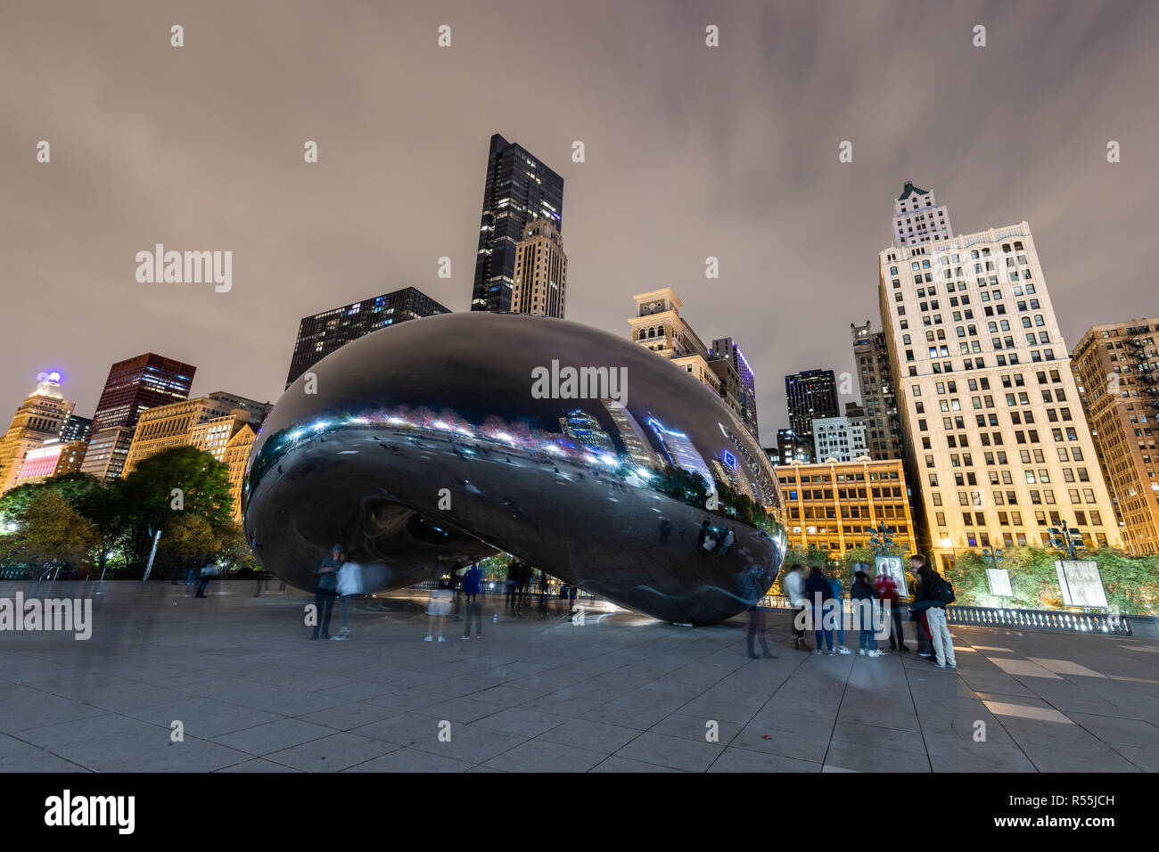 Cloud Gate, soprannominato "Fagiolo,' è situato su Michigan Avenue entro la città il Millennium Park, che offre arte, musica e teatro al pubblico. Foto Stock