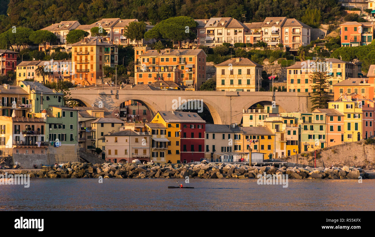 Tipiche case colorate nel lungomare di Bogliasco, vicino a Genova Foto Stock