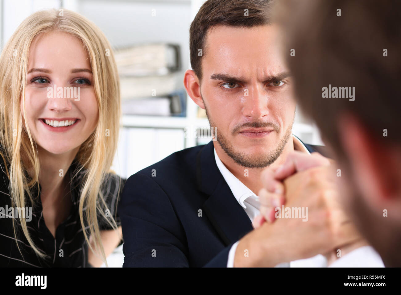 Due alfa uomo in tuta tenere le mani in combattiamo Foto Stock