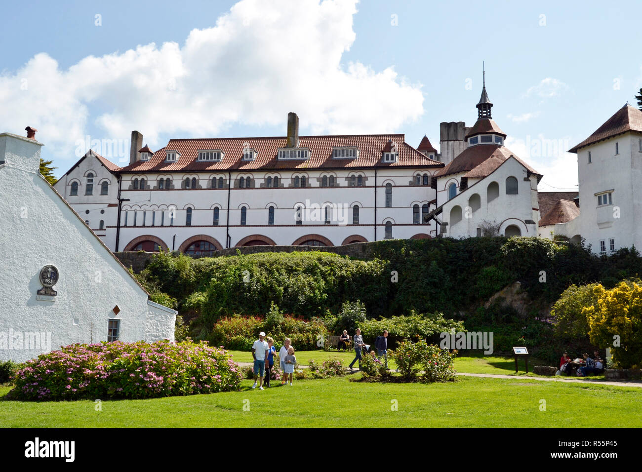 Il moderno Monastero benedettino sull isola di Caldey, vicino Tenby, Wales, Regno Unito Foto Stock