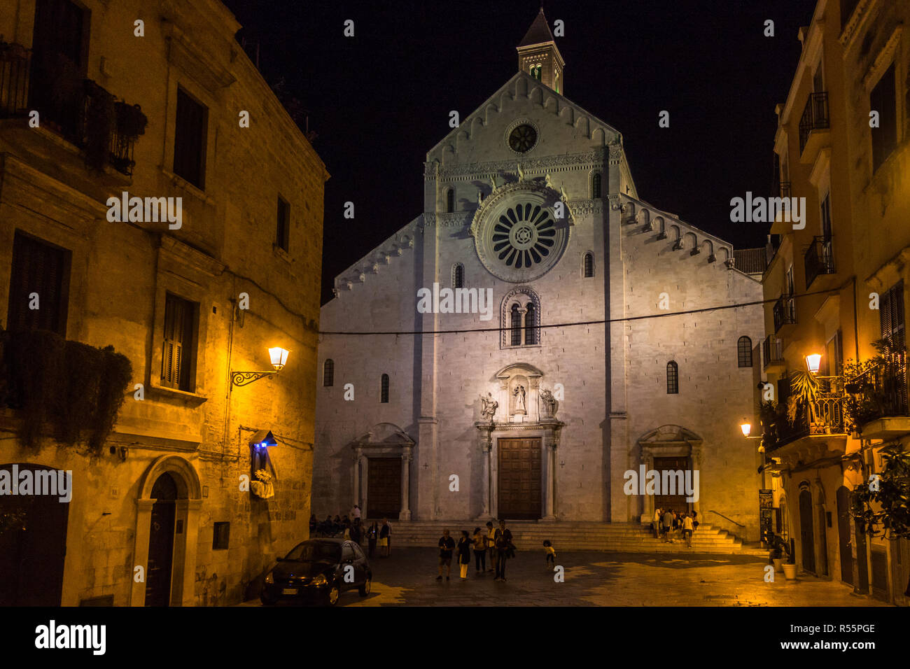 Vista notturna di Bari cattedrale dedicata a Saint Sabinus. È un importante esempio di romanico pugliese architettura, Puglia, Italia Foto Stock