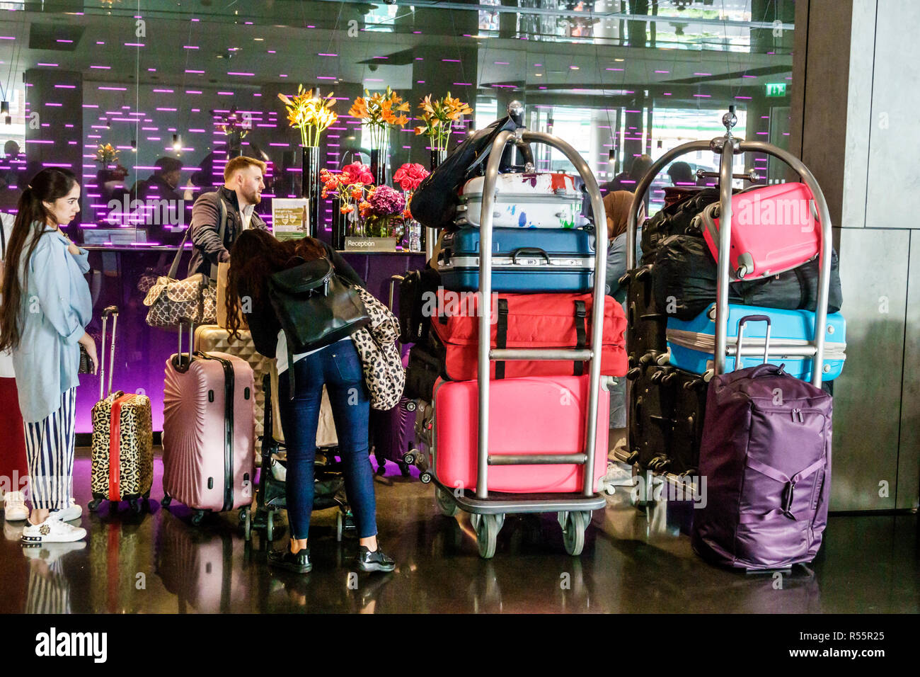 London England,UK,Lambeth South Bank,Park Plaza Waterloo,hotel,hall,reception check in reception prenotazioni registro,cart bagagli,sacco Foto Stock