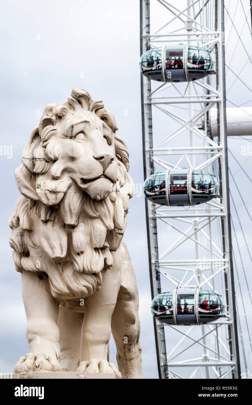 Londra Inghilterra,UK,South Bank,Westminster Bridge,London Eye gigante ruota panoramica,osservatorio ruota,attrazione,Red Lion,scultura in pietra di Coade,William Fred Foto Stock