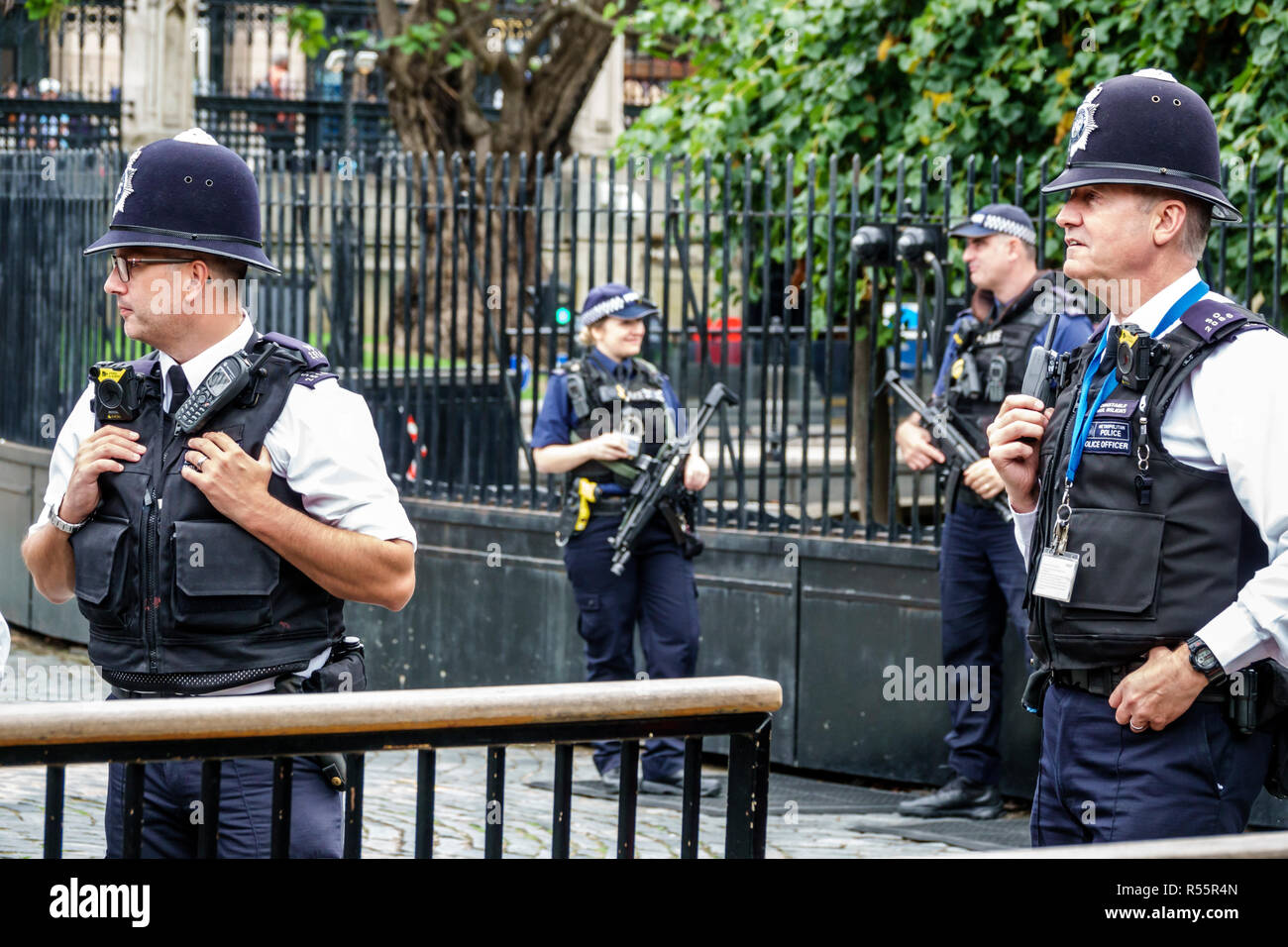 Regno Unito Inghilterra Londra, Palazzo del Parlamento di Westminster, polizia di sicurezza ufficiali armati guardie corpo macchina fotografica, bullet prova giubbotto uniforme bobby helme Foto Stock