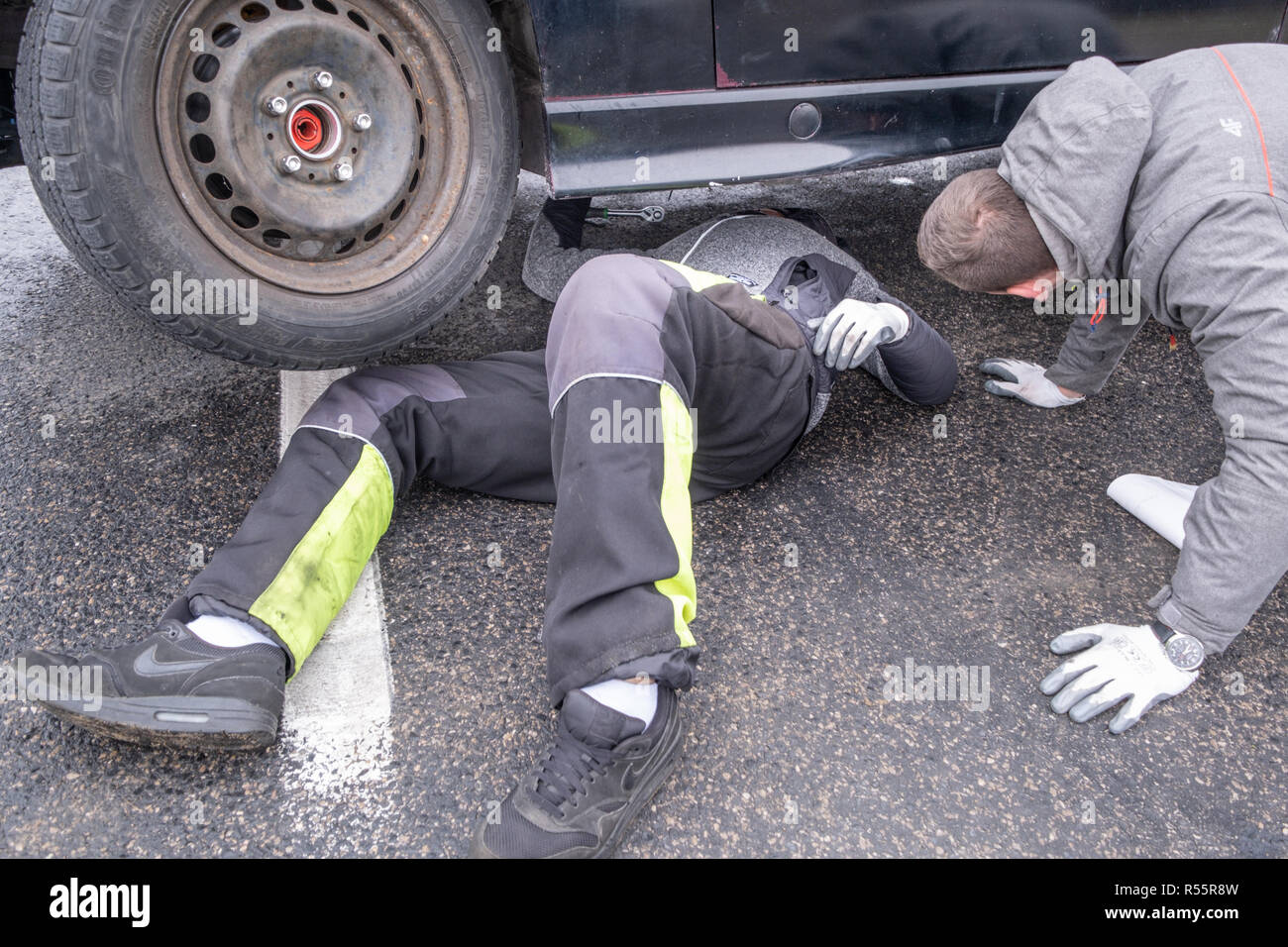 Zgierz / Polonia Novembre 24, 2018: 2 uomini la riparazione auto durante la manifestazione sportiva in Polonia. Foto Stock