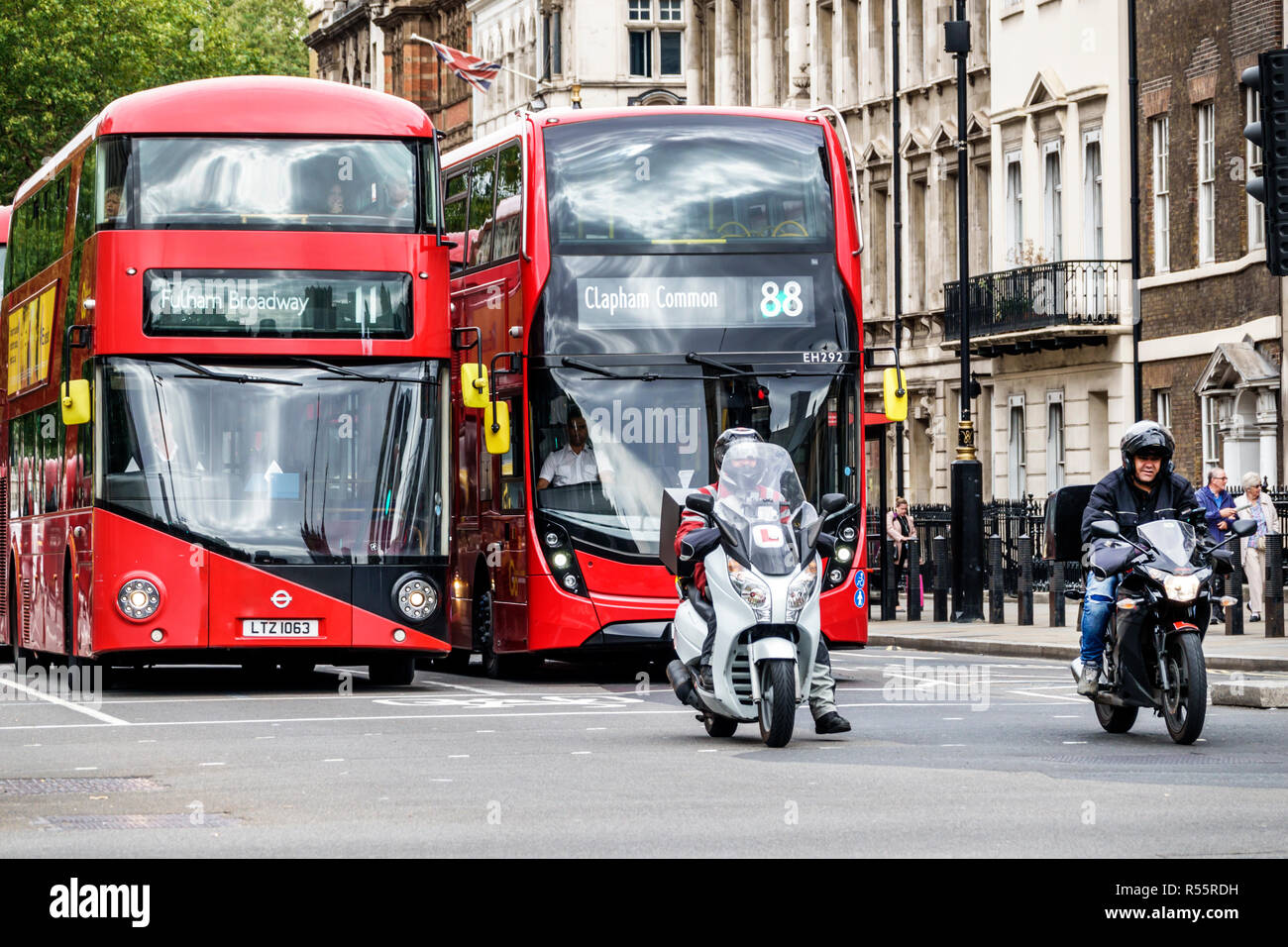 Londra Inghilterra,Regno Unito,Westminster,strada pedonale attraversamento,traffico,rosso autobus a due piani,moto,Regno Unito GB Inglese Europa,UK180828022 Foto Stock