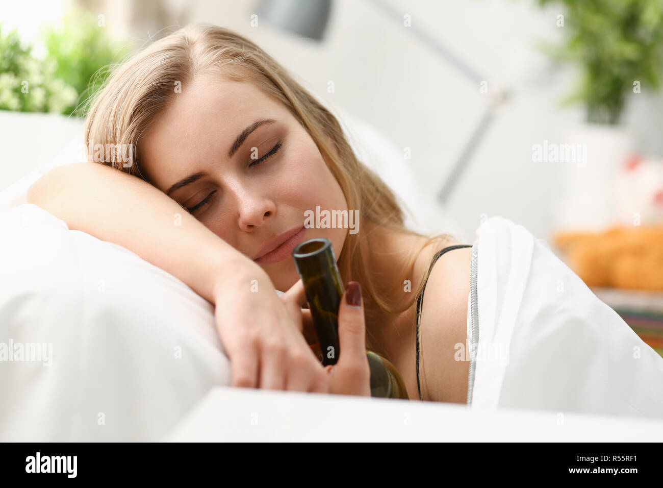 Lonely giovane donna dorme al mattino presto Foto Stock