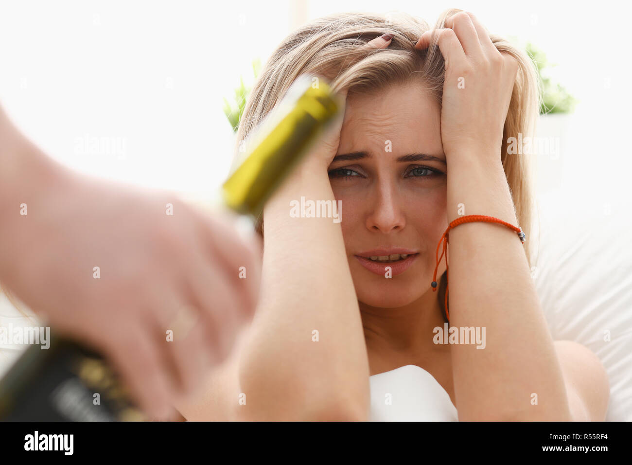 L'uomo che beve porta al mattino Foto Stock