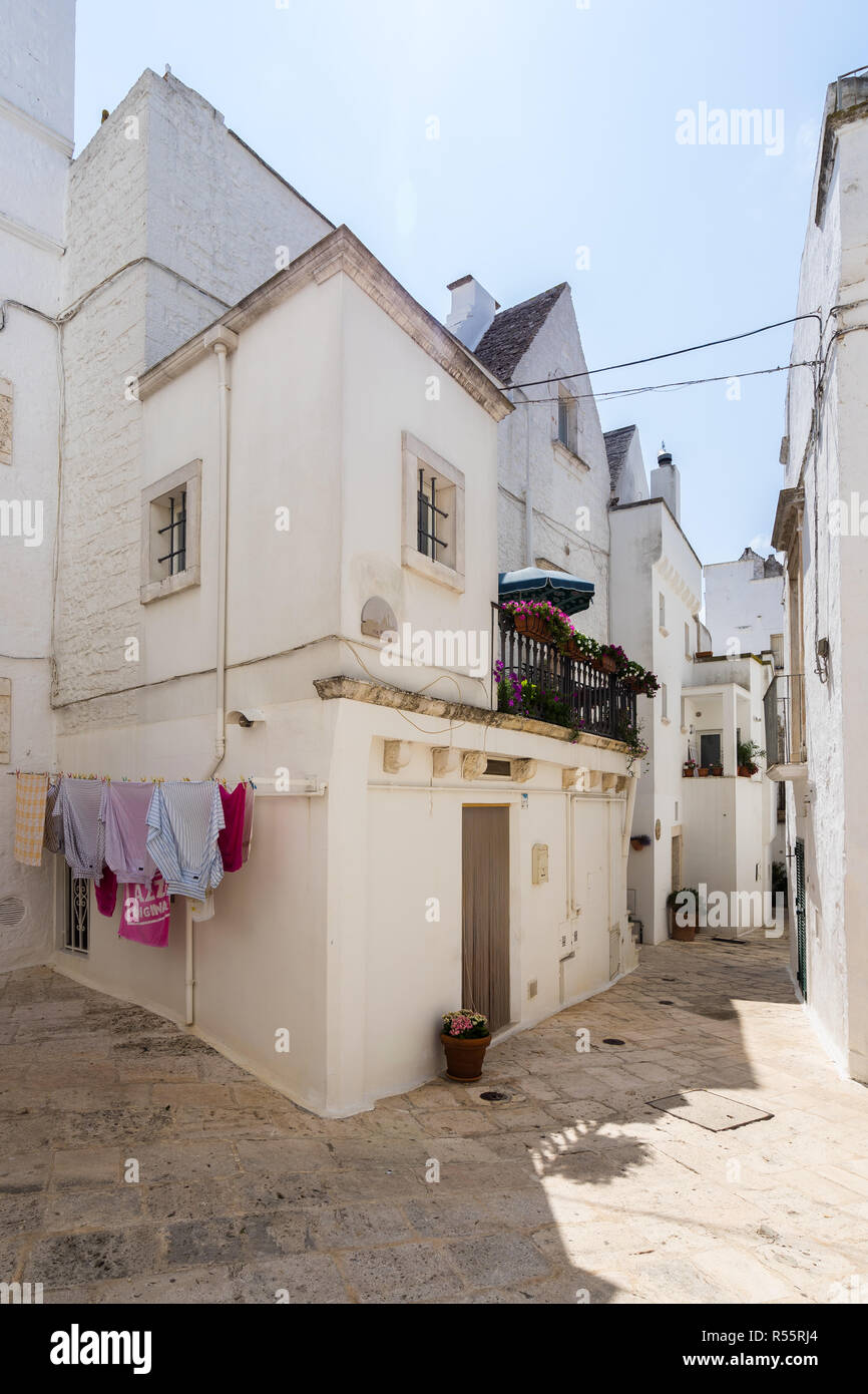 Tipici edifici di colore bianco a Locorotondo, Puglia, Italia Foto Stock