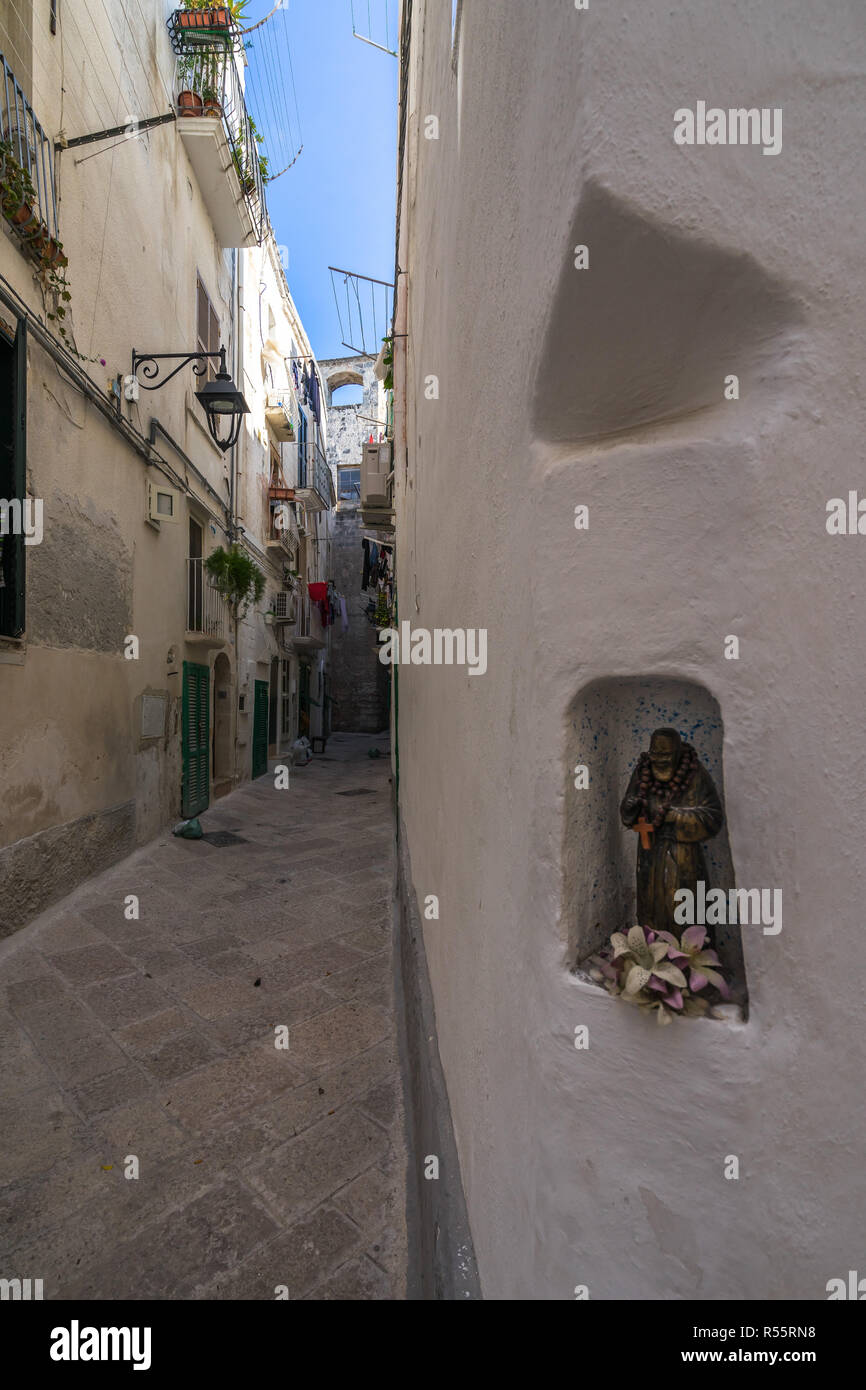 Piccola statua di Padre Pio da Pietrelcina in un vicolo di Monopoli città vecchia. Padre Pio da Pietrelcina è un famoso santo venerato in Italia Foto Stock