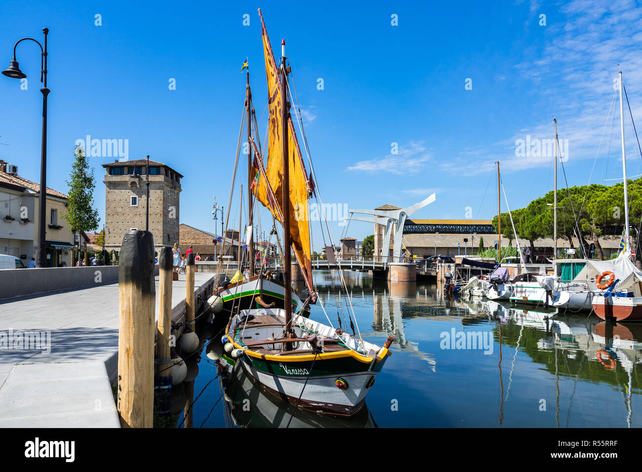 Barche ormeggiate presso il colorato canal di Cervia. Cervia, Emilia Romagna, Italia, Agosto 2017 Foto Stock