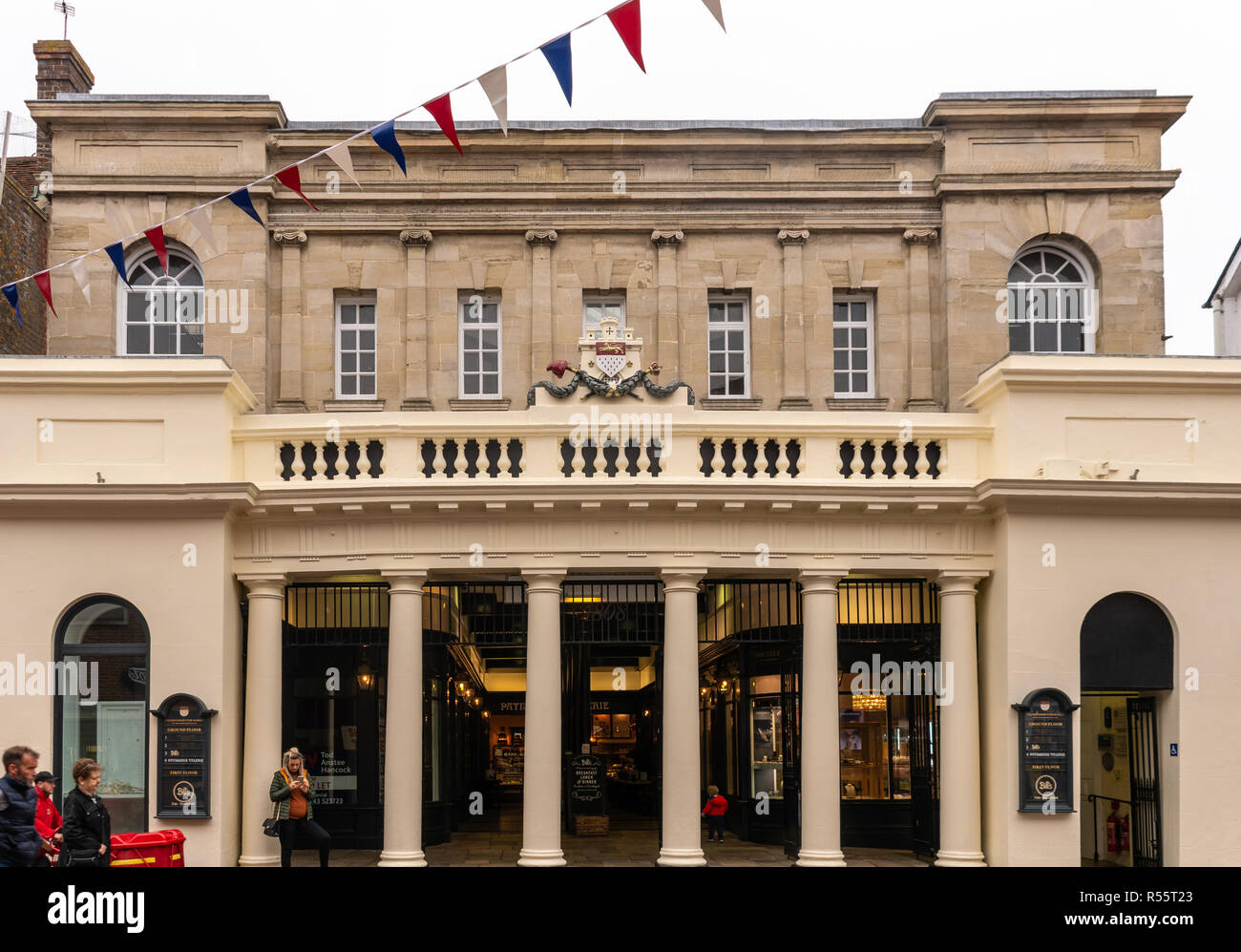 Chichester, Regno Unito - 06 Ottobre 2018: l'ingresso a Chichester burro sul mercato North Street Foto Stock