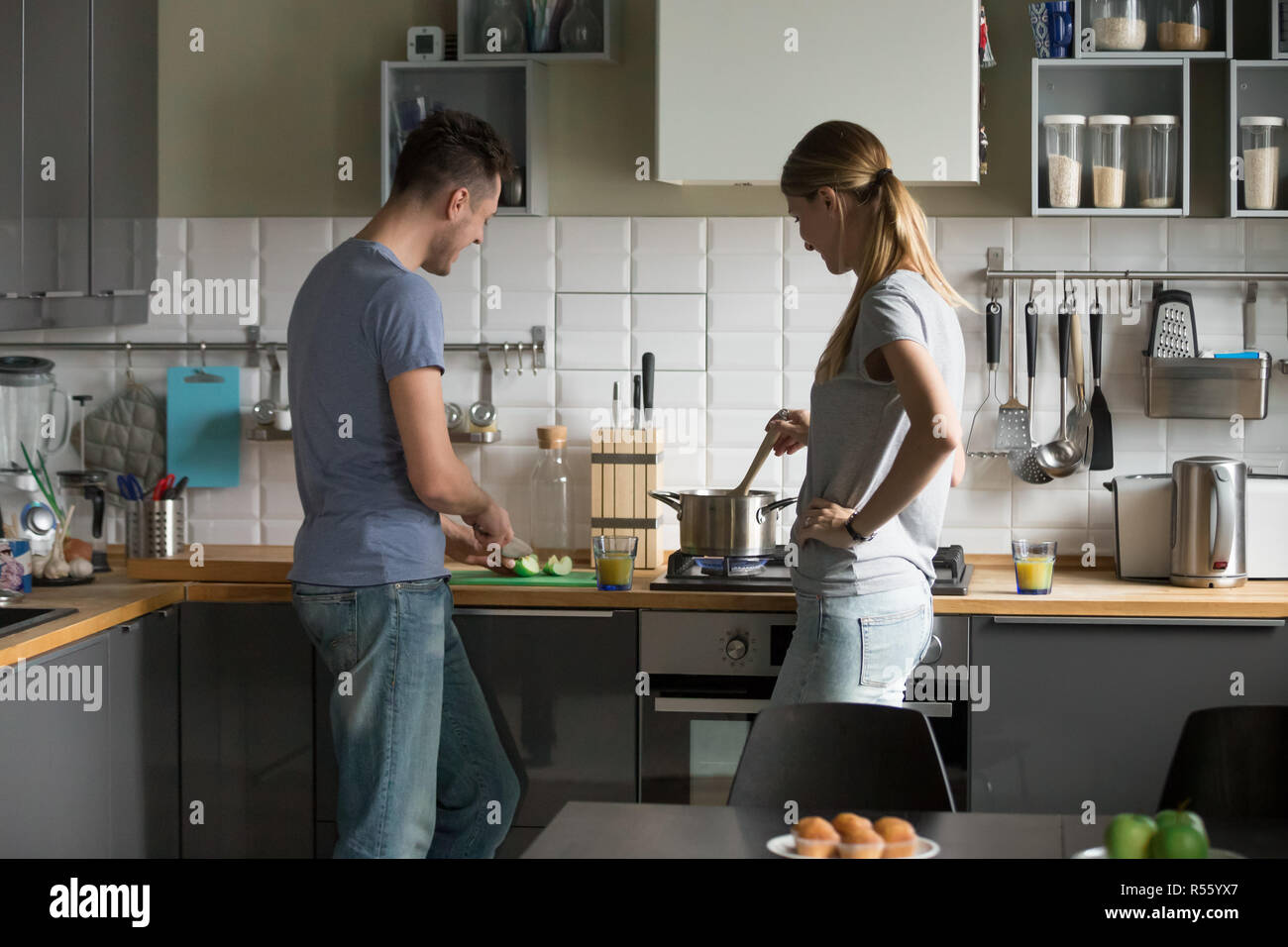 Giovane uomo e donna, giovane la cucina insieme in cucina Foto Stock