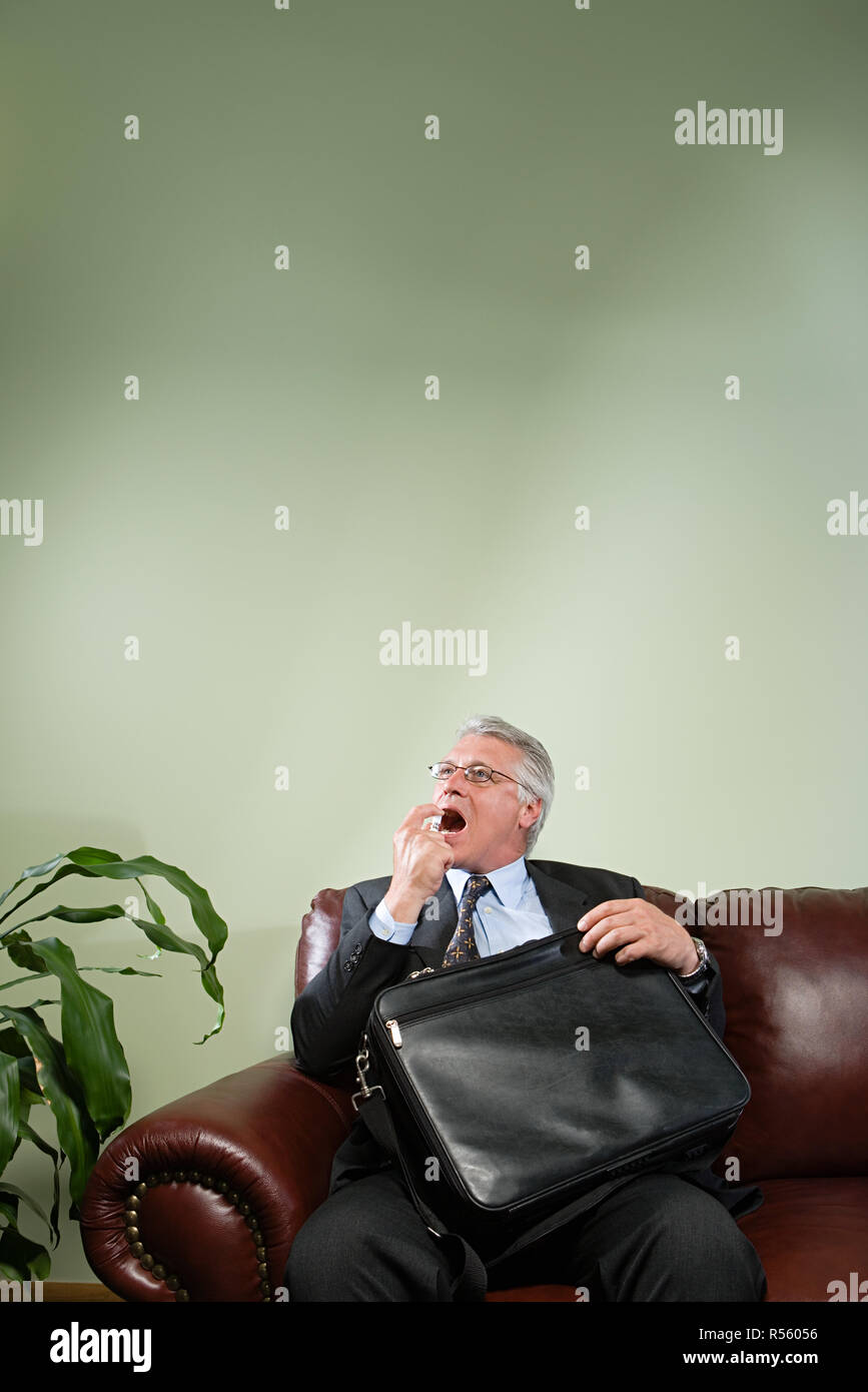 Uomo che utilizza il respiro rinfrescante Foto Stock