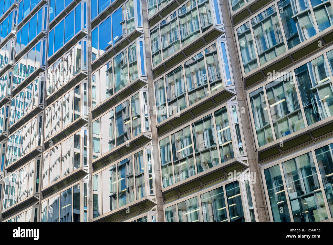 Office Block windows astratta, Victoria Street , Londra, Inghilterra Foto Stock