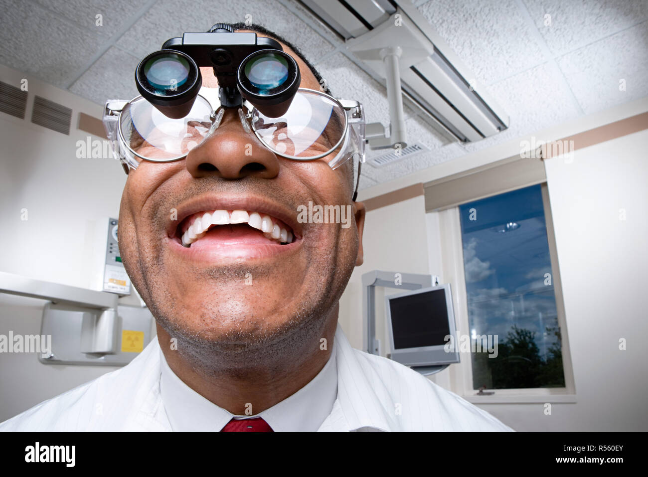 Dentista indossando dentale loupes binocolo Foto Stock