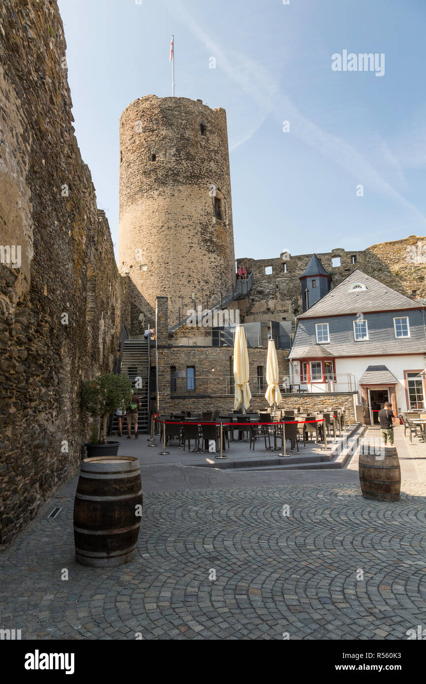 Bernkastel, Germania. Il castello di Landshut, 13th. Secolo. Cortile interno, Ingresso ristorante sulla destra. Foto Stock
