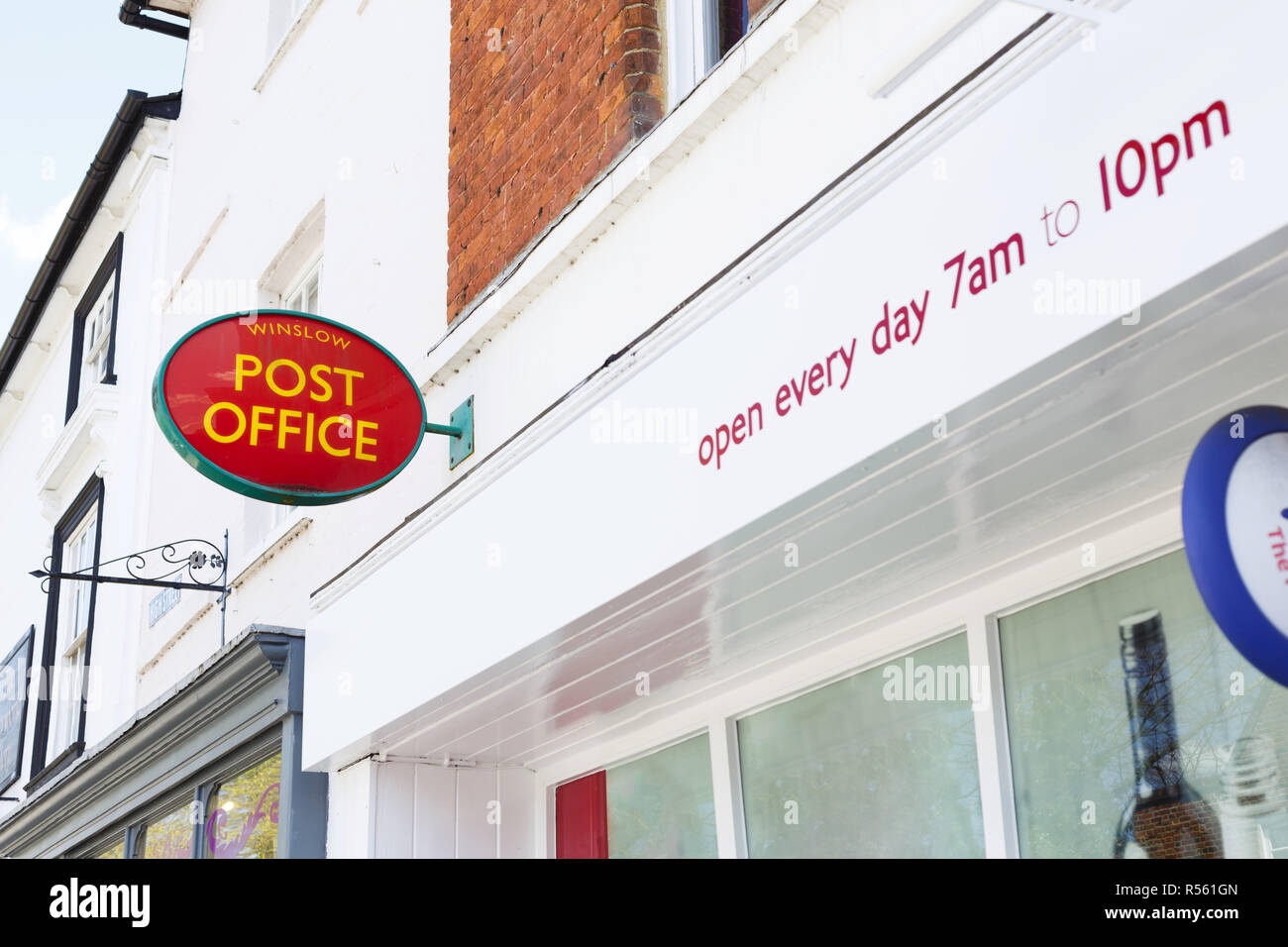 Winslow, Regno Unito - 27 aprile 2015. L'esterno di un ufficio postale locale filiale in Winslow, Buckinghamshire. Attualmente ci sono oltre 11.000 filiali nel Regno Unito. Foto Stock