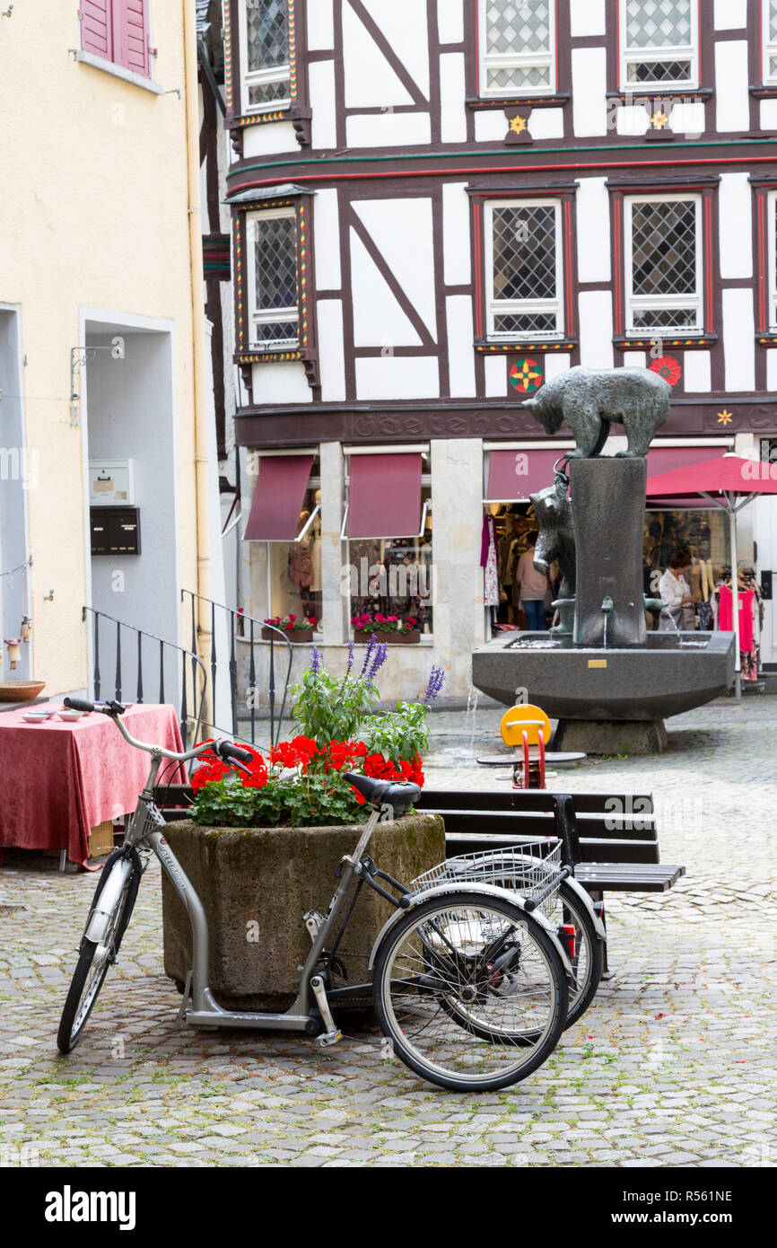 Bernkastel, Germania. Piccola piazza Fontana e su Graacher Street. Foto Stock