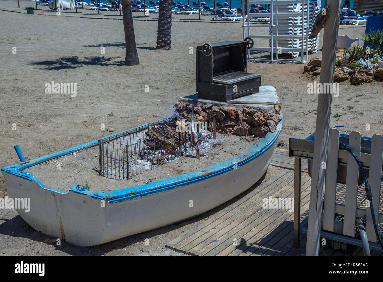 Marbella, Spagna - 15 Giugno 2016: barca da pesca sulla spiaggia riempito con sabbia e cottura del pesce fresco. Metodo tipico della cucina locale di pesce. Foto Stock