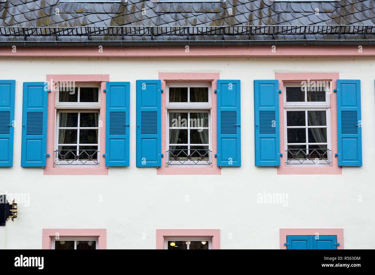 Rudesheim, Hesse, Germania. Le finestre e le persiane di una casa. Foto Stock