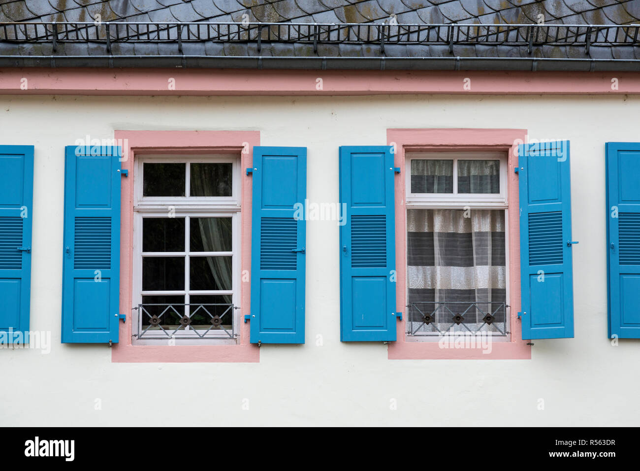 Rudesheim, Hesse, Germania. Le finestre e le persiane di una casa. Foto Stock