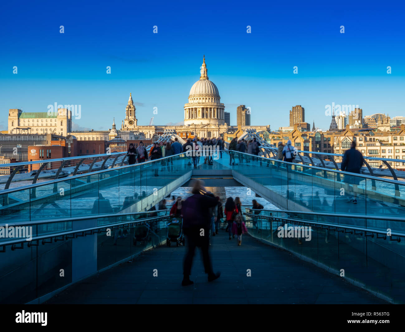 La Cattedrale di St Paul dal Millennium Bridge con persone macchiate da motion blur, London, England, Regno Unito Foto Stock