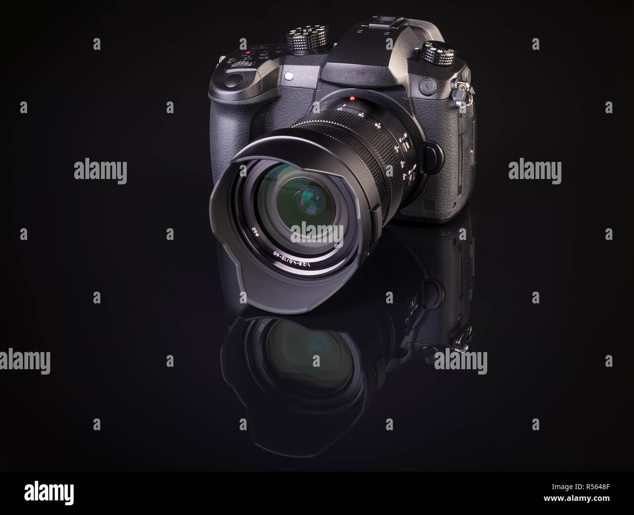 Fotocamera reflex digitale su sfondo nero Foto Stock