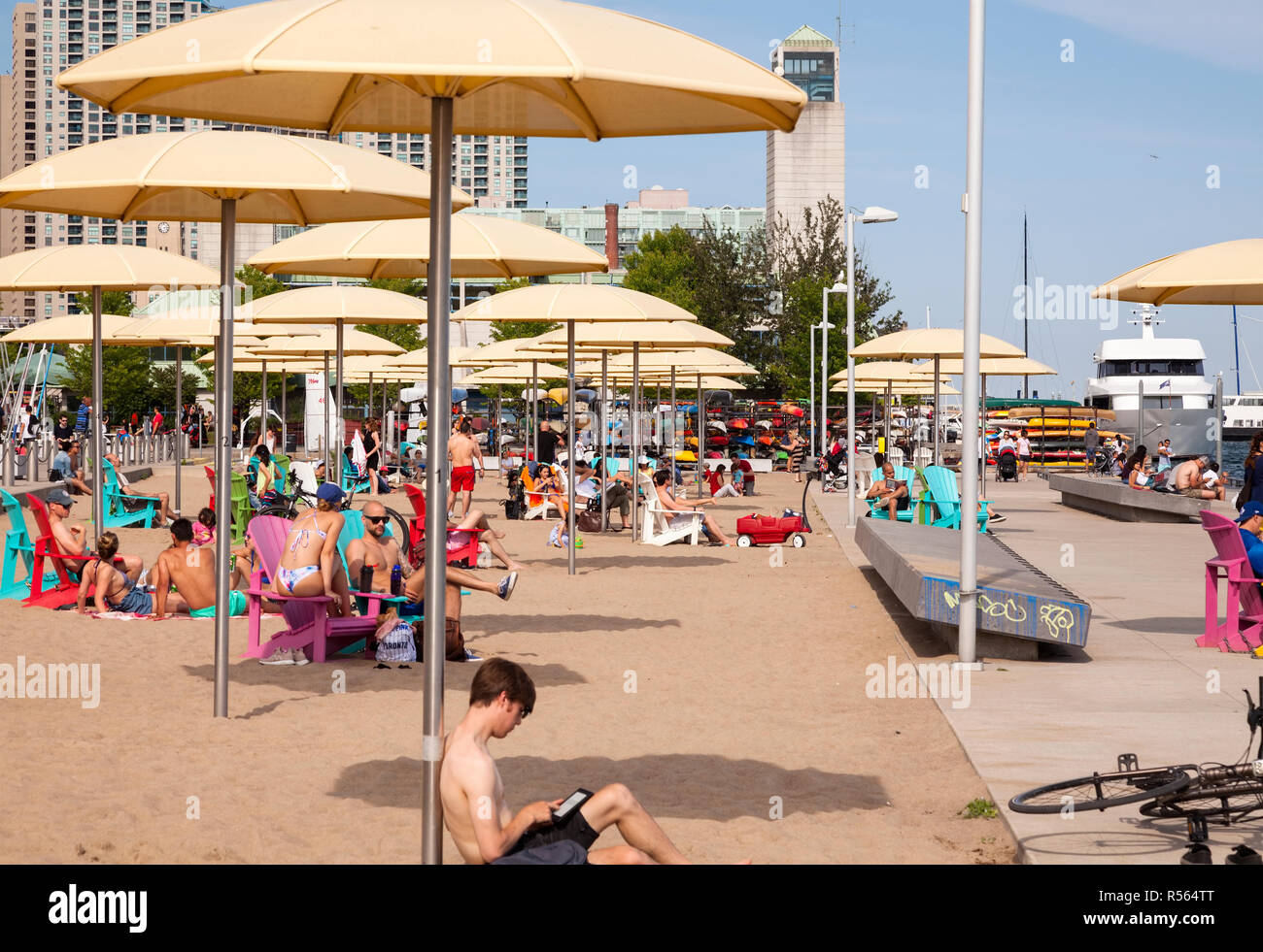 La gente a prendere il sole al parco HTO e spiaggia a Toronto Harbourfront. Città di Toronto, Ontario, Canada. Foto Stock