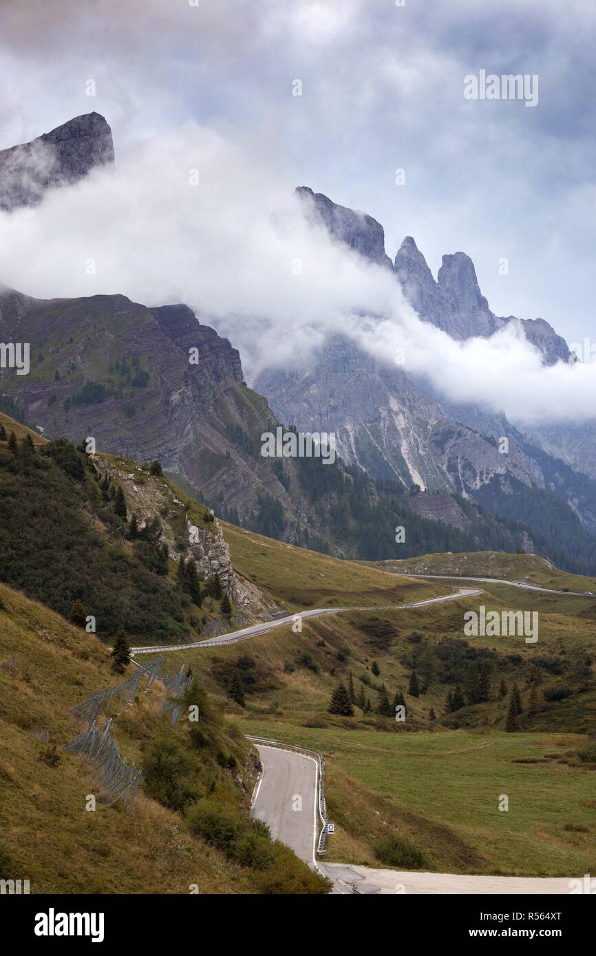 Passo Rolle Pale di San Martino. Strada di Montagna - serpentina in montagna Dolomiti, Italia Foto Stock