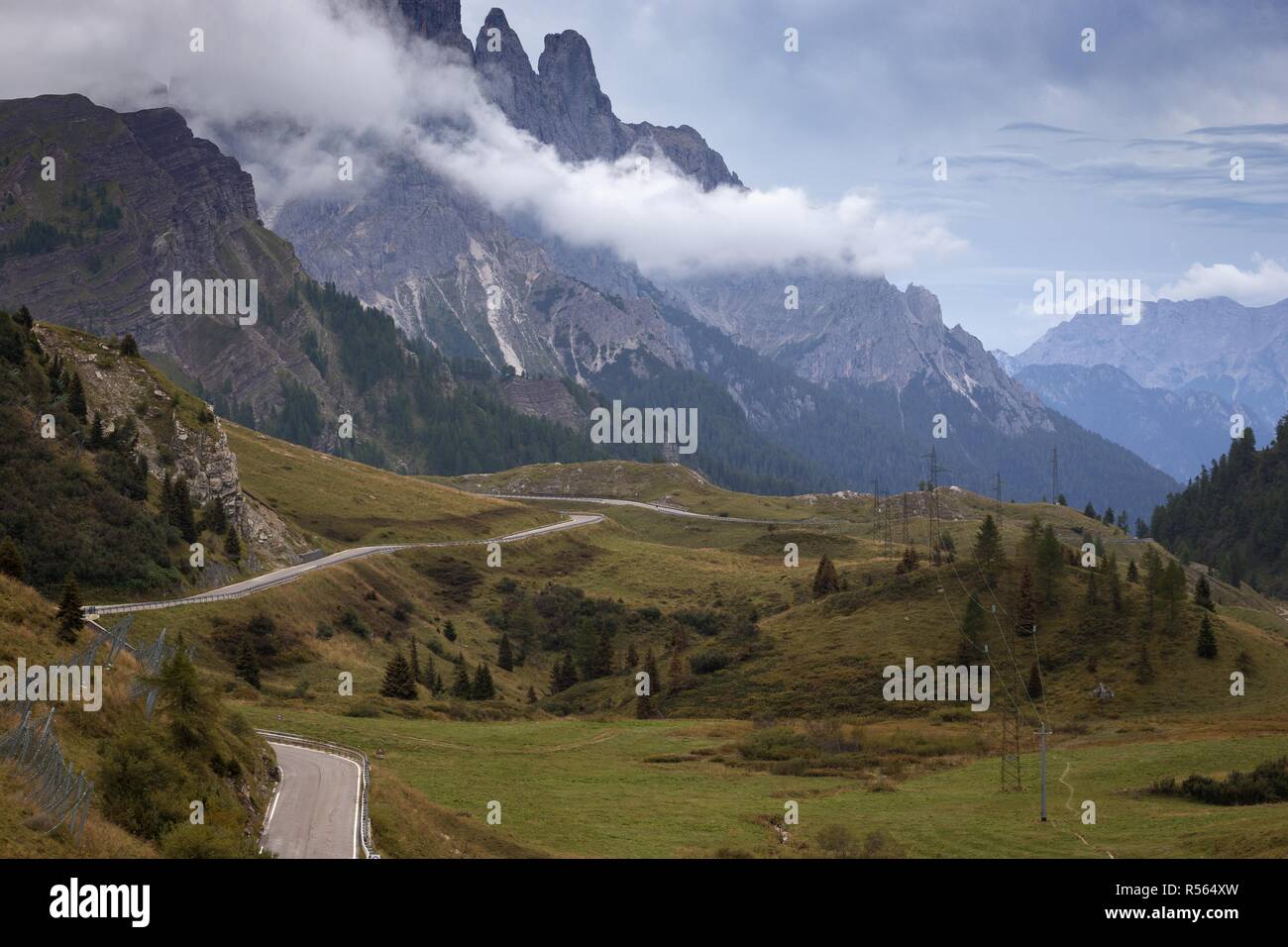 Passo Rolle Pale di San Martino. Strada di Montagna - serpentina in montagna Dolomiti, Italia Foto Stock