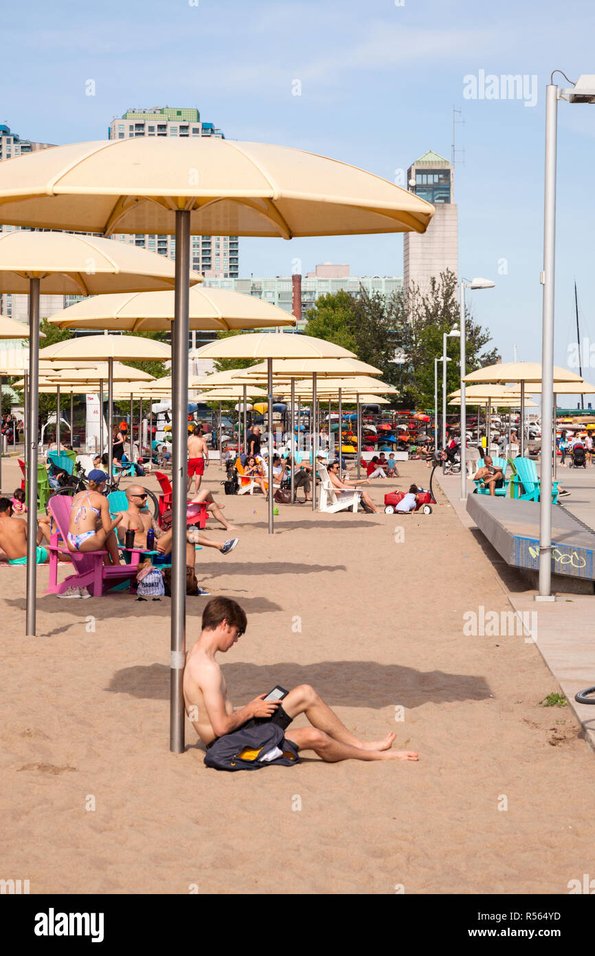 La gente a prendere il sole al parco HTO e spiaggia a Toronto Harbourfront. Città di Toronto, Ontario, Canada. Foto Stock