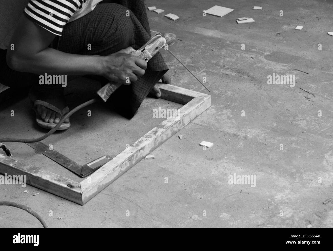 Mano di operaio industriale di metallo di saldatura Foto Stock