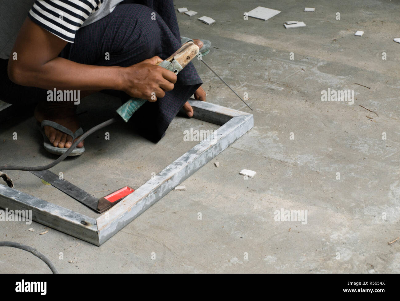 Mano di operaio industriale di metallo di saldatura Foto Stock