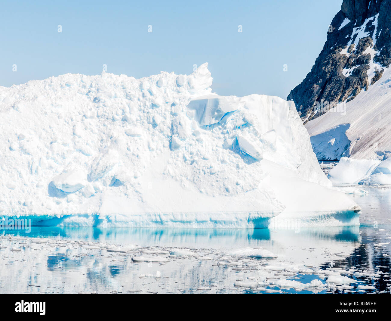 Piccolo iceberg con il parto della neve e del ghiaccio galleggiante nel canale Errera, Penisola Antartica, Antartide Foto Stock
