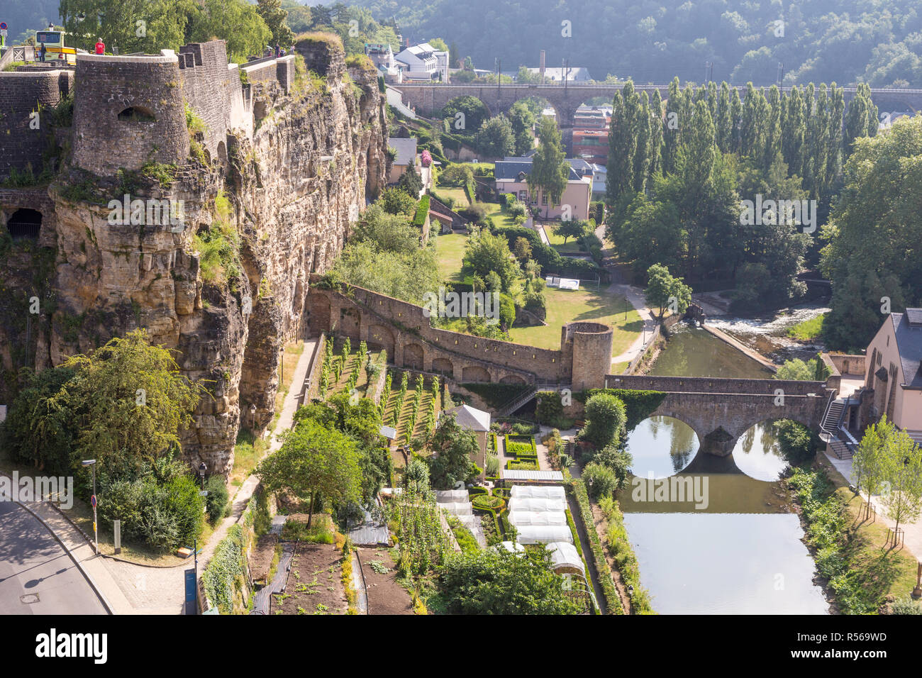 Città di Lussemburgo, Lussemburgo. Guardando verso il basso sul fiume Alzette dalle fortificazioni della città. Foto Stock