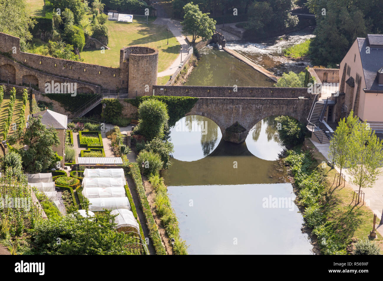 Città di Lussemburgo, Lussemburgo. Guardando verso il basso sul fiume Alzette dalle fortificazioni della città. Foto Stock