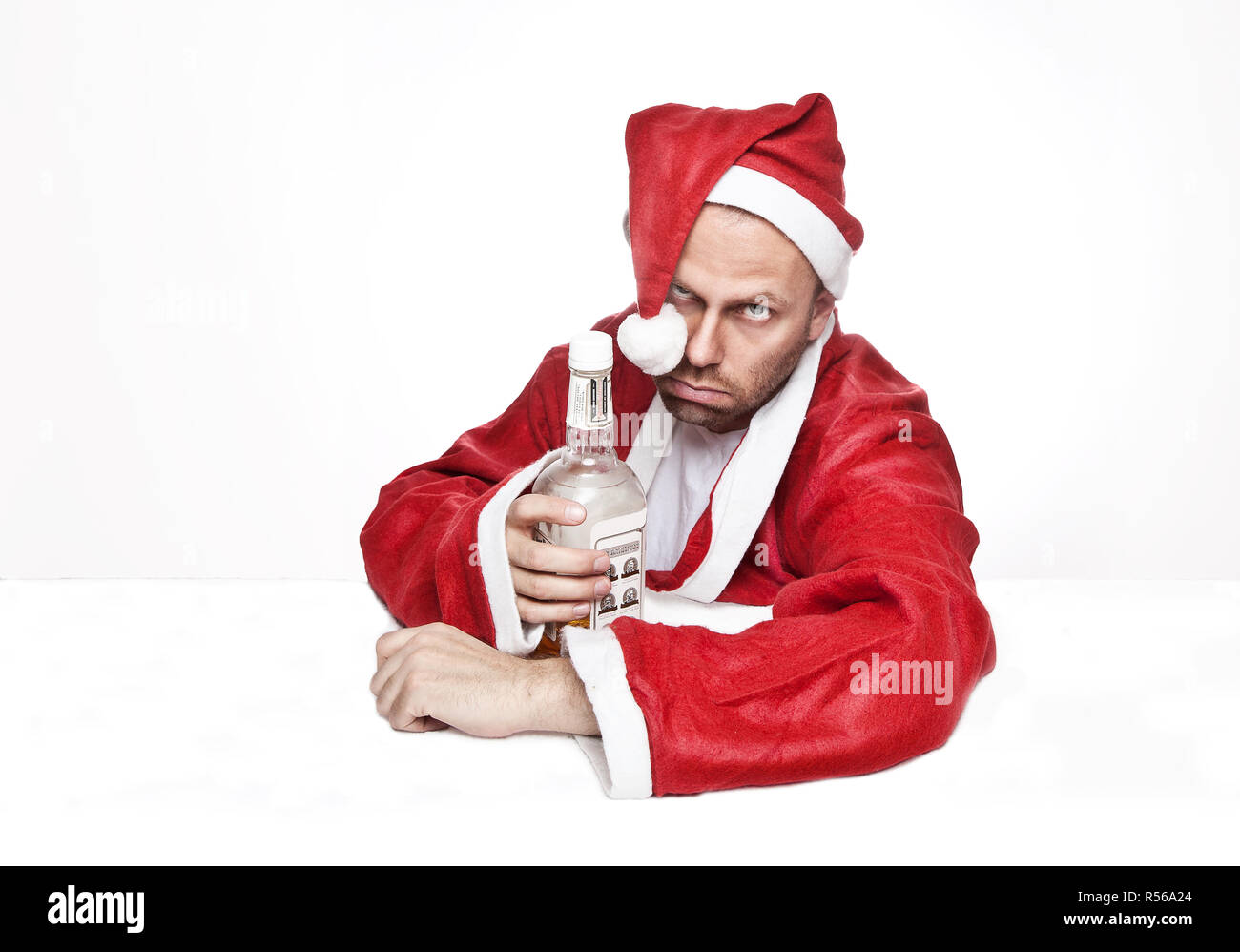 Uomo in Santa Claus costume con una bottiglia di whiskey Foto Stock