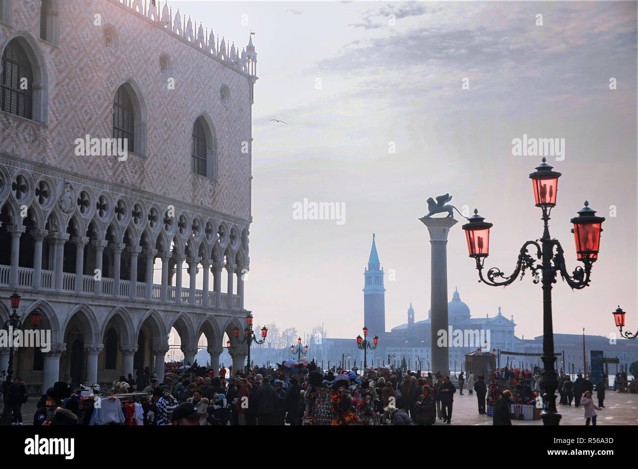 Palazzo Ducale e la Piazzetta San Marco, Venezia, Italia: vista verso la Chiesa di San Giorgio Maggiore attraverso il Bacino San Marco Foto Stock