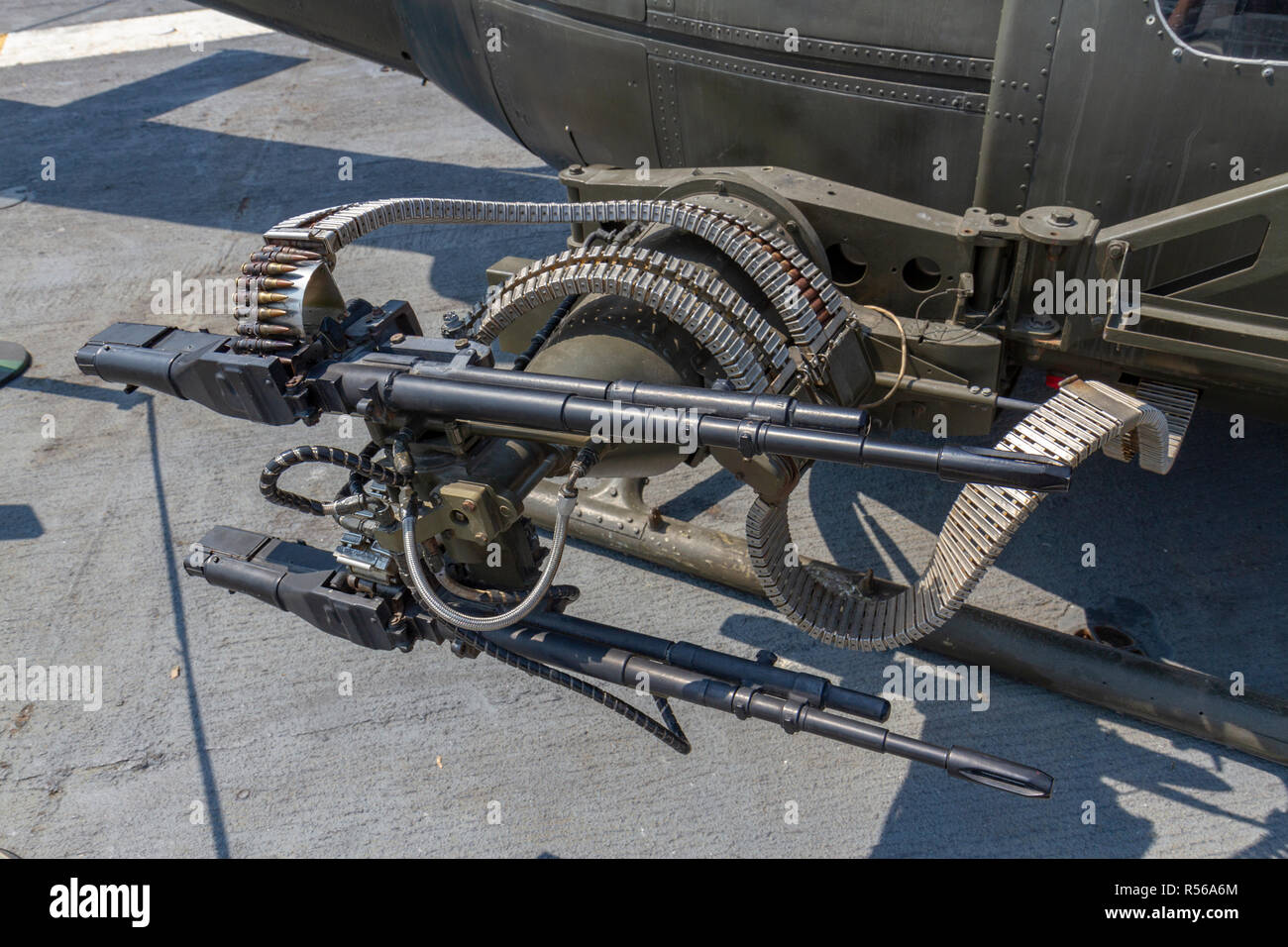 Mitragliatrice (7,62 mm minigun) su di un lato del UH-1 Huey gunship, un assalto elicottero usato durante la Guerra del Vietnam, USS Midway, San Diego, CA, Stati Uniti d'America. Foto Stock