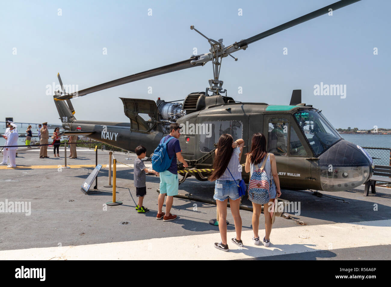 Un UH-1 Huey gunship, un assalto elicottero usato durante la Guerra del Vietnam, USS Midway, San Diego, California, Stati Uniti. Foto Stock