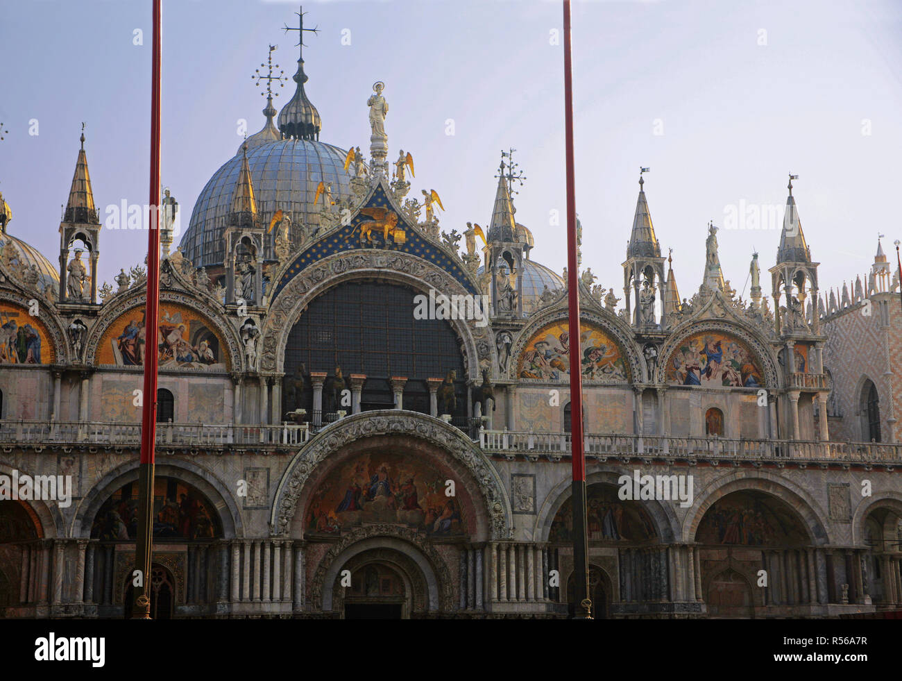 Basilica di San Marco, Venezia, Italia: la facciata ornata con splendidi mosaici, compresa 'l'ultima sentenza' sopra l'ingresso principale Foto Stock