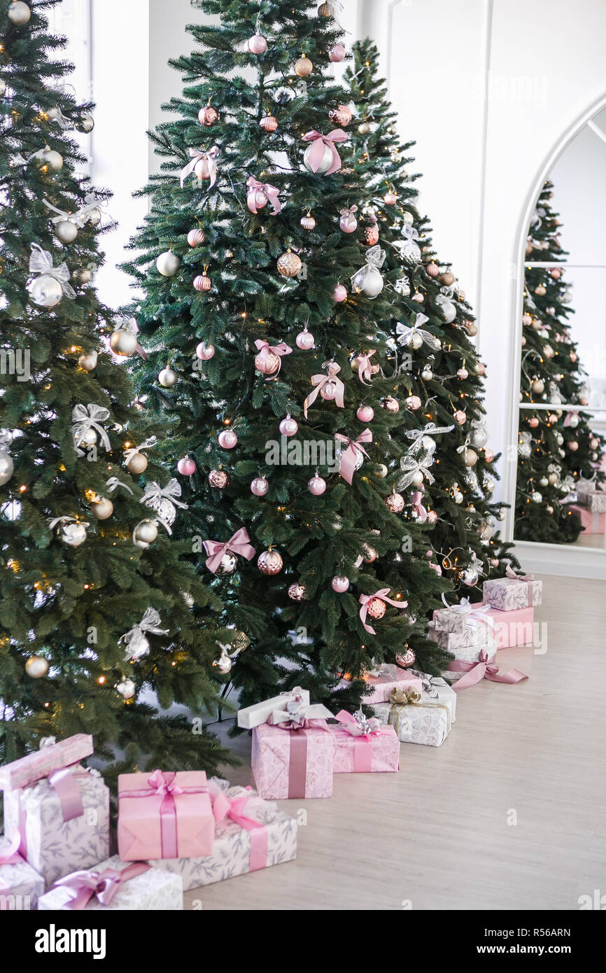 Foto Di Bellissimi Alberi Di Natale.Vari Doni Sotto I Bellissimi Alberi Di Natale Foto Stock Alamy