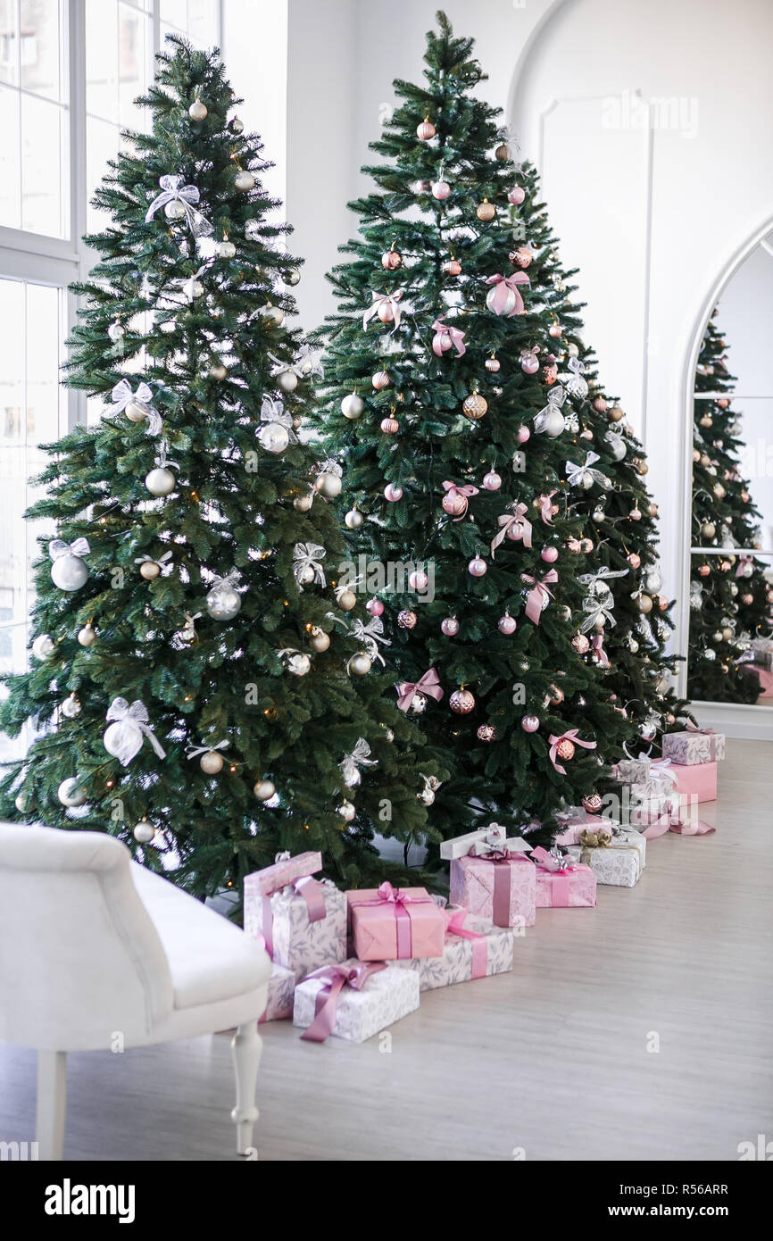 Foto Di Bellissimi Alberi Di Natale.Vari Doni Sotto I Bellissimi Alberi Di Natale Foto Stock Alamy