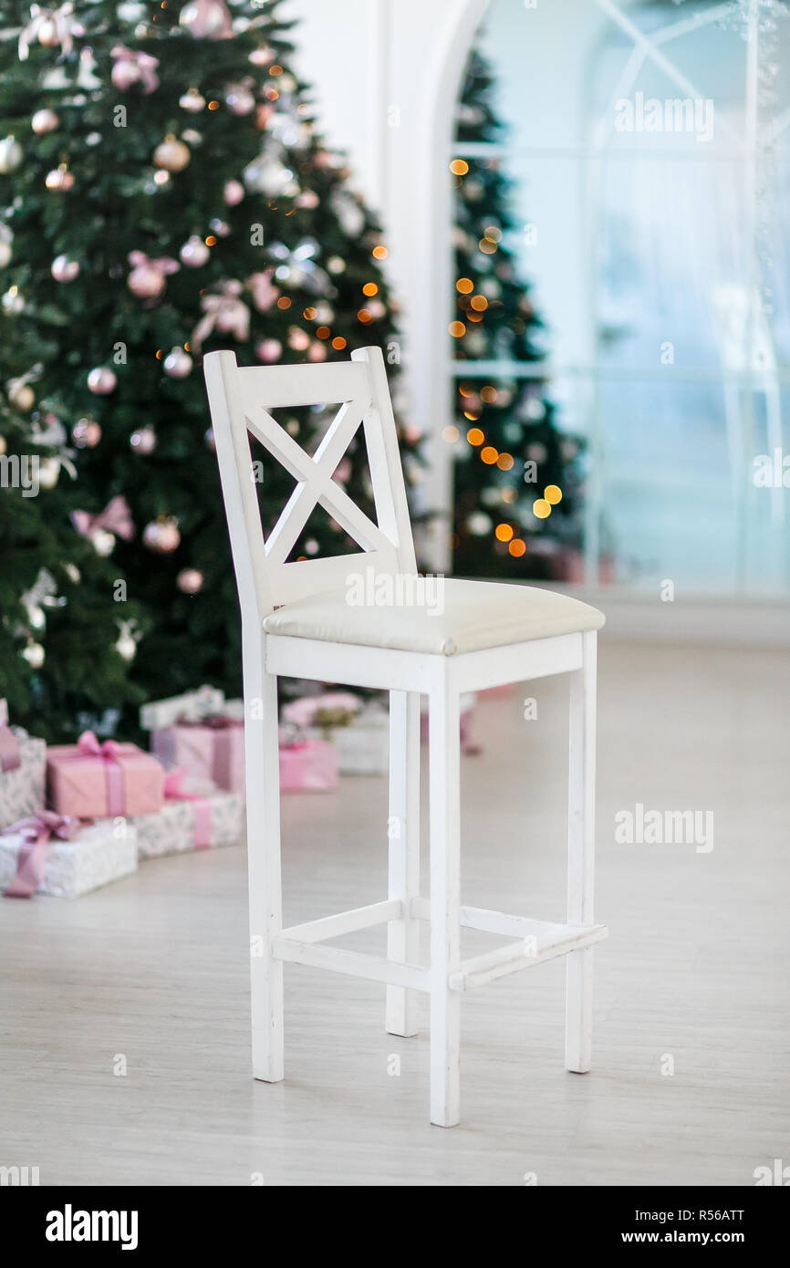 Sedia bianca con albero di Natale sfondo Foto Stock