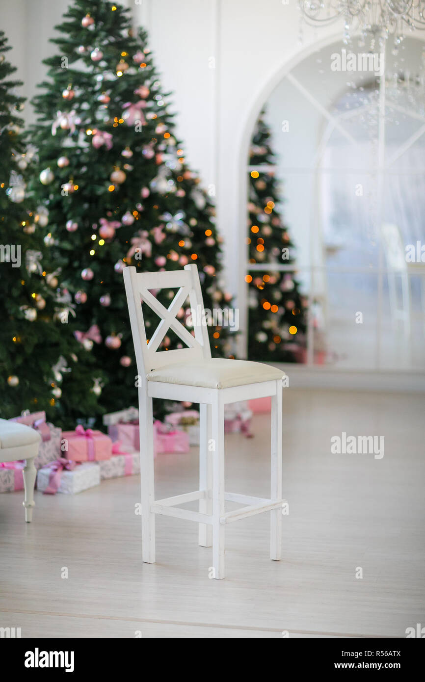Sedia bianca con albero di Natale sfondo Foto Stock