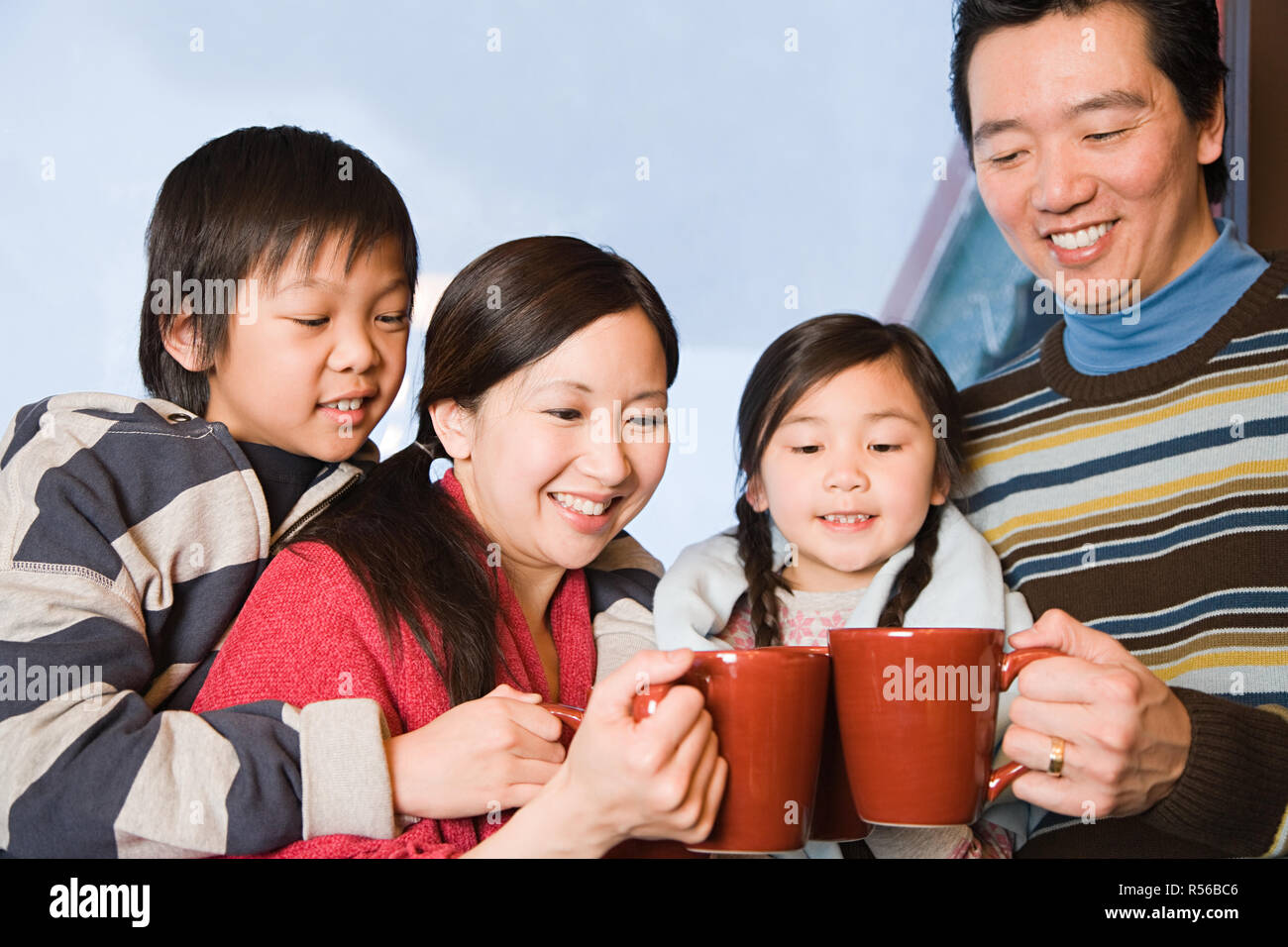 Famiglia avente le bevande calde Foto Stock